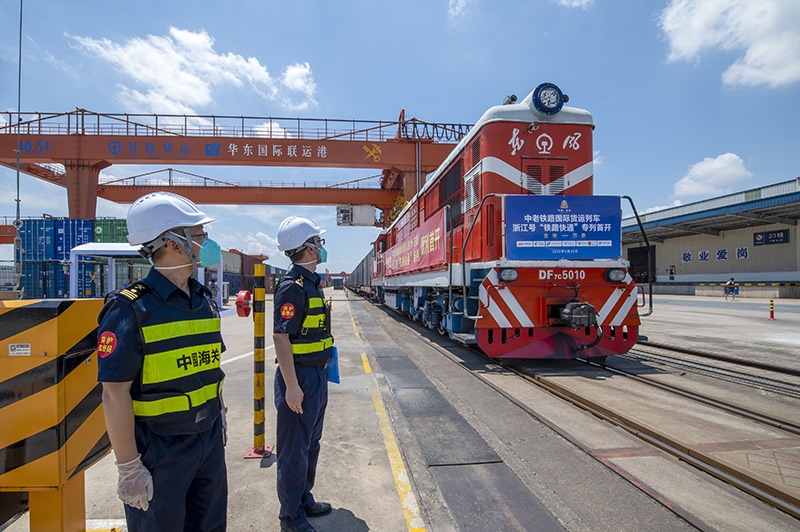 2022年6月29日，浙江金華，中老鐵路國際貨運列車浙江號“鐵路快通”首趟專列經(jīng)海關(guān)監(jiān)管后，從金華南站鳴笛啟程，經(jīng)磨憨口岸駛向老撾萬象。