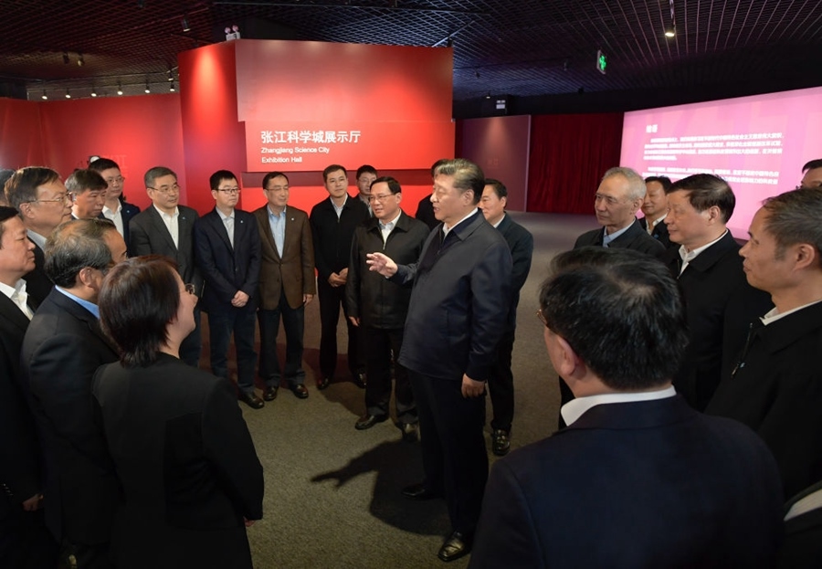 2018年11月6日，習近平在上海張江科學城展示廳考察時，同在場的科技工作者親切交談。