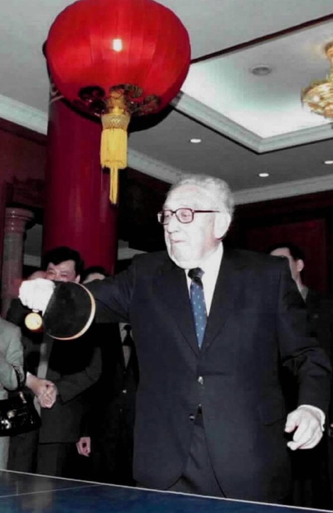 2001年3月18日，基辛格在中國人民對外友好協(xié)會紀念中美“乒乓外交”30周年的招待會開始前揮拍助興。新華社發(fā)