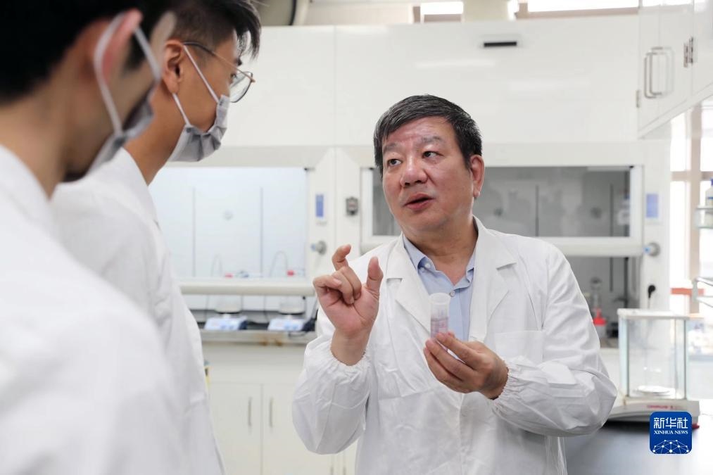 中國科學院院士、國家自然科學獎一等獎得主趙東元在復旦大學實驗室里指導學生（2023年9月2日攝）。新華社記者 劉穎 攝