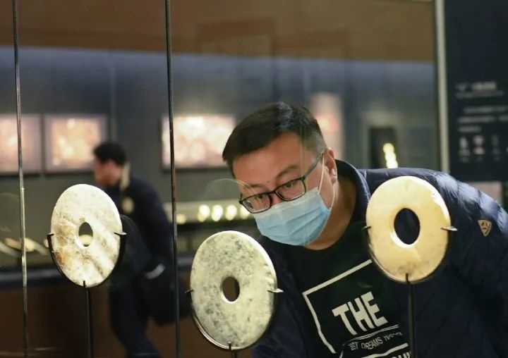游客在良渚博物院觀看玉璧。新華社記者 翁忻旸 攝