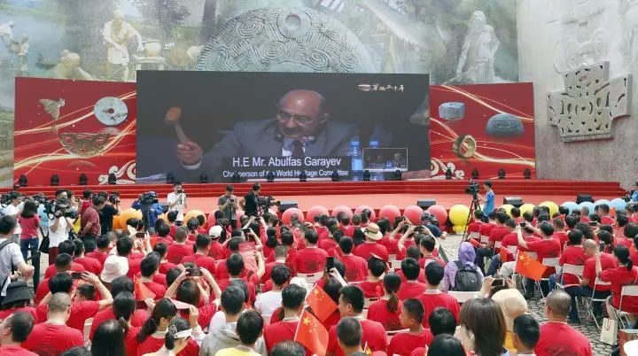 2019年7月6日，杭州市民揮舞國旗慶祝良渚古城遺址獲準(zhǔn)列入世界遺產(chǎn)名錄。記者 吳煌 倪雁強(qiáng) 攝