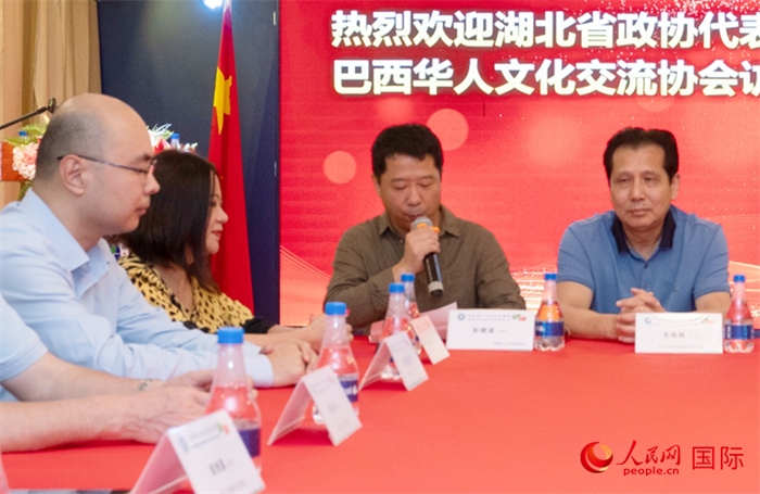 巴西文協(xié)監(jiān)事長彭建波（右二）在座談會(huì)上致辭。 人民網(wǎng)記者 陳海琪攝