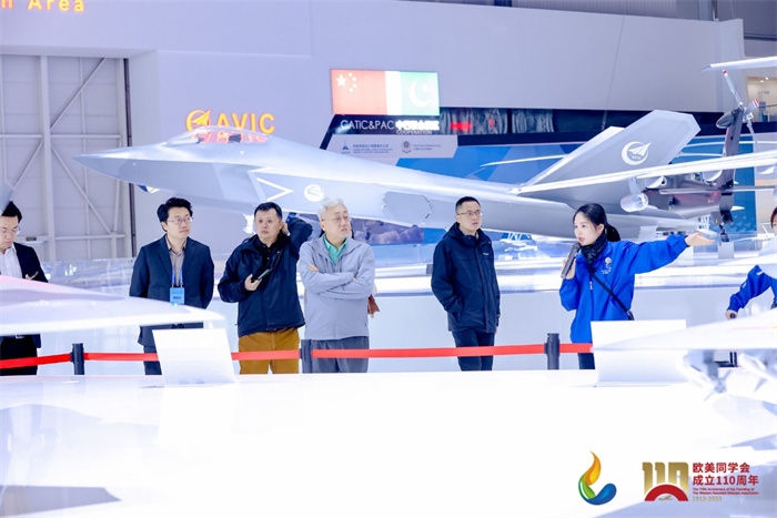 參會嘉賓和留學歸國人員參觀珠海太空中心。主辦方供圖