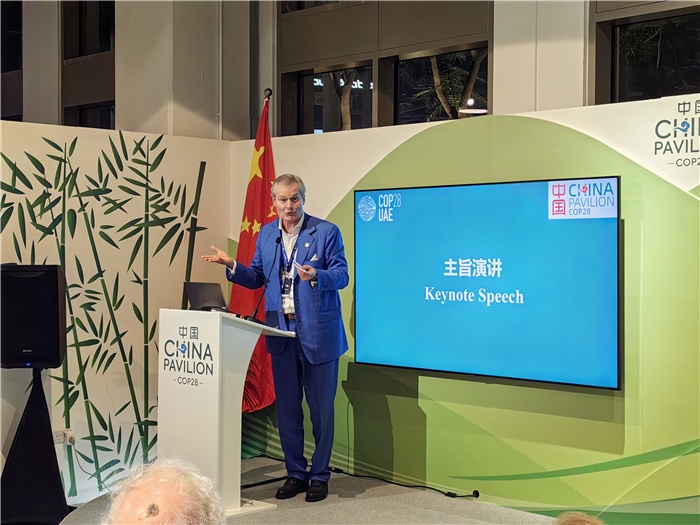 意大利都靈理工大學(xué)終身教授岡特·鮑利發(fā)言。COP28中國角供圖