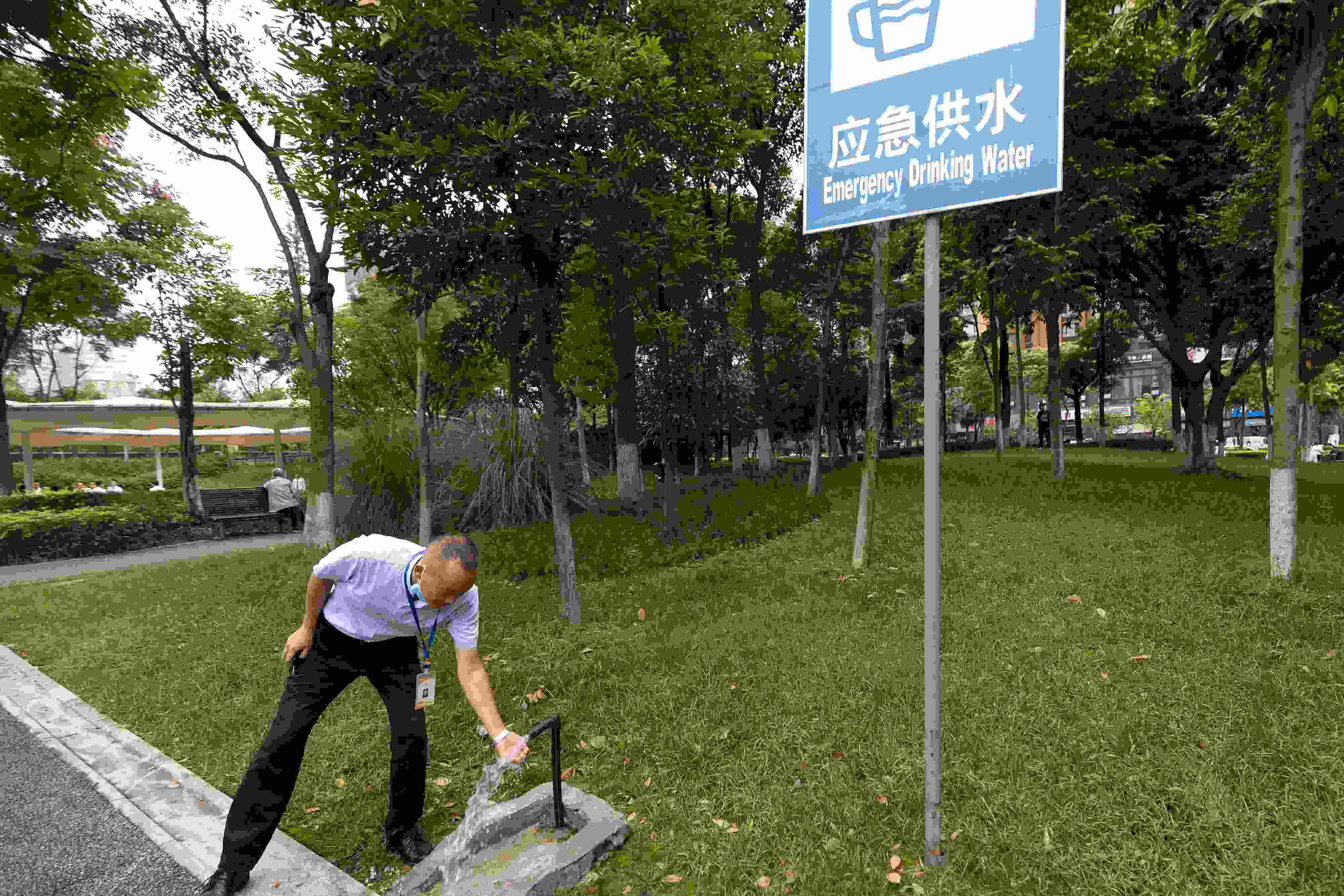 位于成都高新區(qū)天府二街與天府三街之間的大源中央公園，應(yīng)急供水設(shè)施標(biāo)識醒目。
