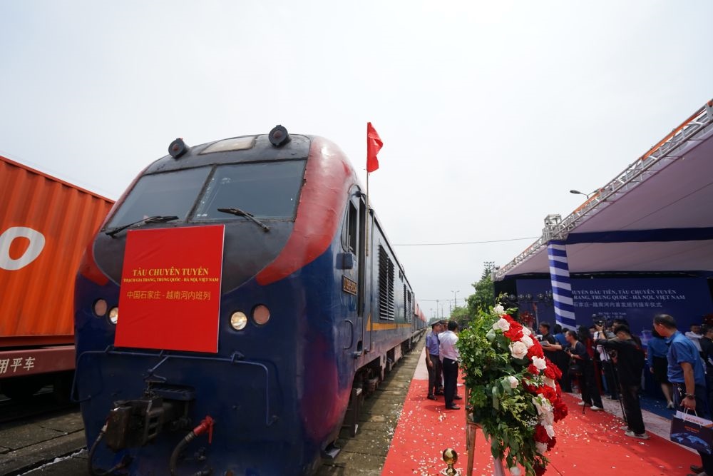 這是2023年8月2日在越南河內(nèi)安員車站拍攝的首列“燕趙號(hào)”中越班列。新華社記者 胡佳麗 攝