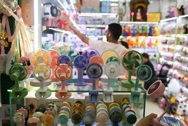 △近期，客商在浙江義烏國際商貿城采購商品。