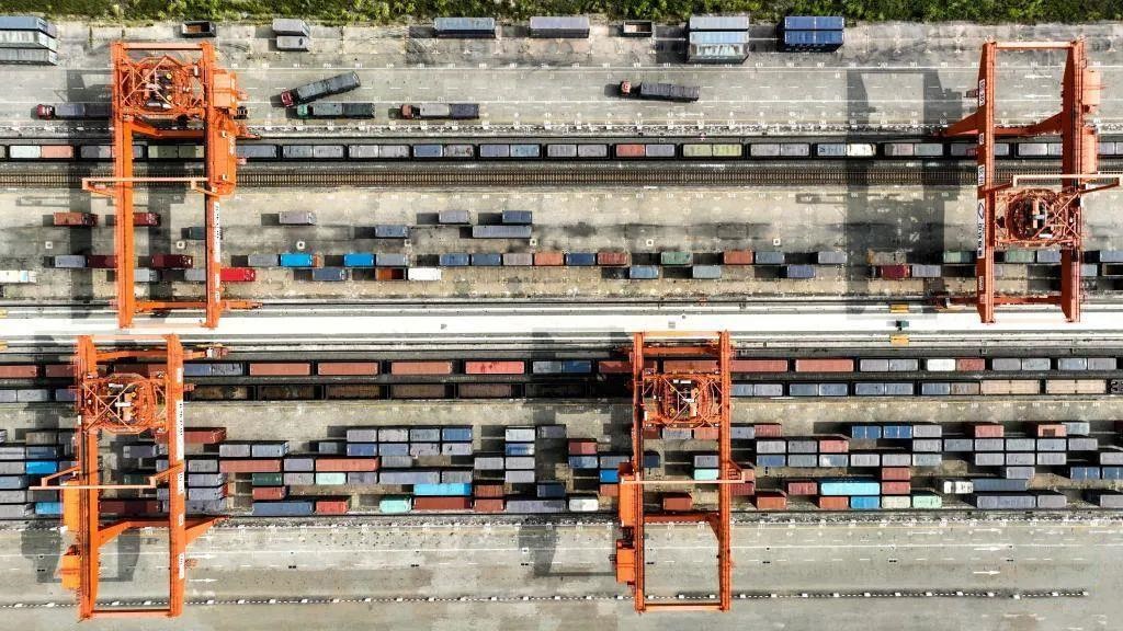 △2023年11月12日，火車在廣西欽州港碼頭裝運集裝箱。