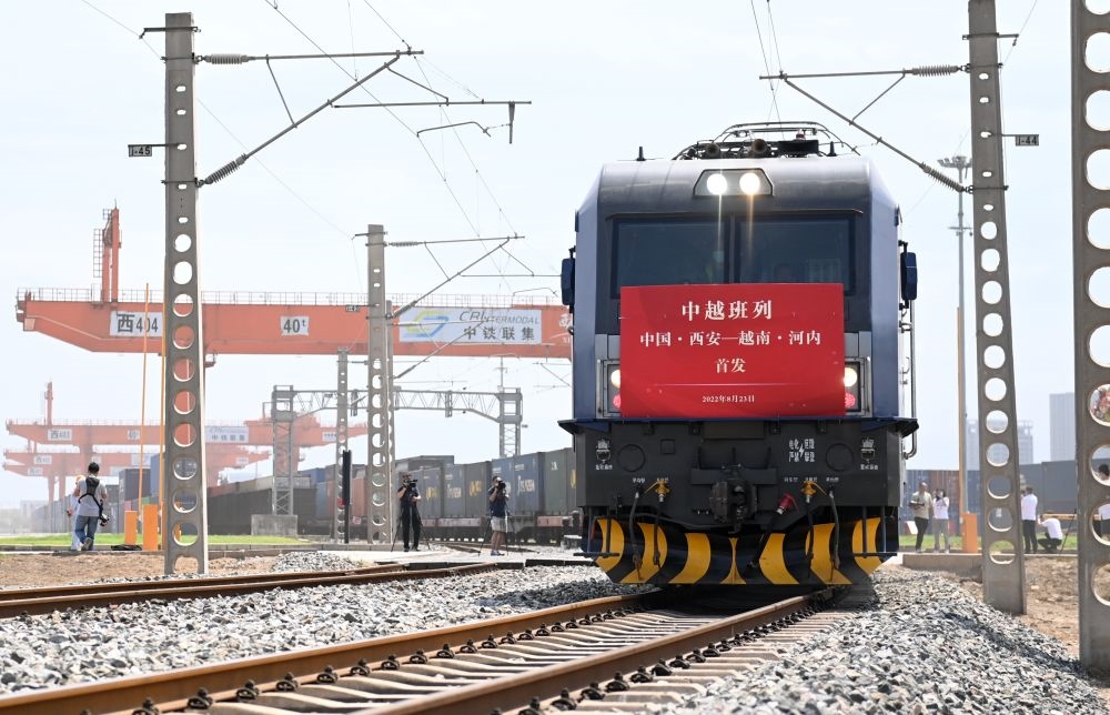 2022年8月23日，陜西首趟中越國(guó)際貨運(yùn)班列由西安國(guó)際港站駛出開(kāi)往越南河內(nèi)。新華社記者 李一博 攝