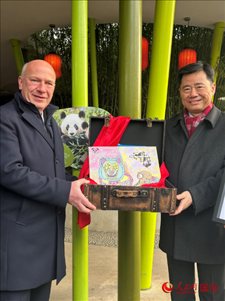 吳墾大使和韋格納市長手捧德國兒童為“夢想”“夢圓”準(zhǔn)備的手繪“送別大禮包”。人民網(wǎng)記者 徐馨攝