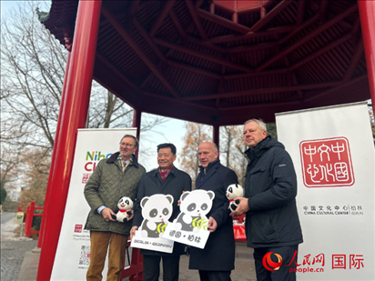 中國文化中心組織的主題活動現(xiàn)場。從左至右依次為柏林動物園園長克尼里姆、中國駐德國大使吳懇、柏林市長韋格納、柏林動物園監(jiān)事會主席布魯克曼。人民網(wǎng)記者 徐馨攝