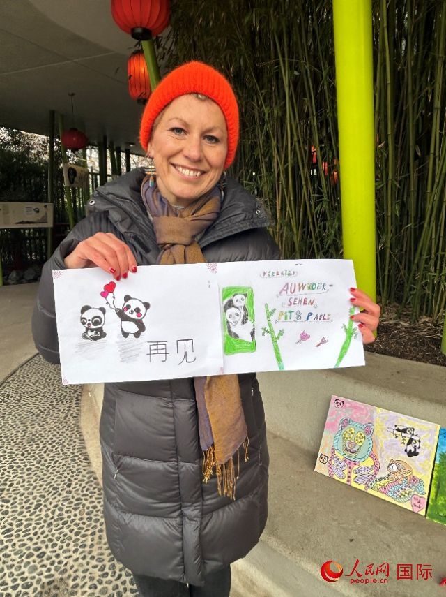 桑德拉和德國小朋友們的作品。右圖寫著“祝福好運，再見 Pit和Paule（“夢想”“夢圓”的德語名字）”。人民網(wǎng)記者 徐馨攝