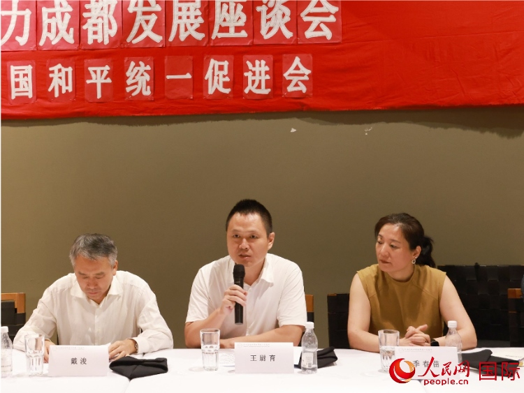 中國駐里約總領(lǐng)館副總領(lǐng)事王尉育（中）在座談會中致辭。人民網(wǎng)記者 陳海琪攝
