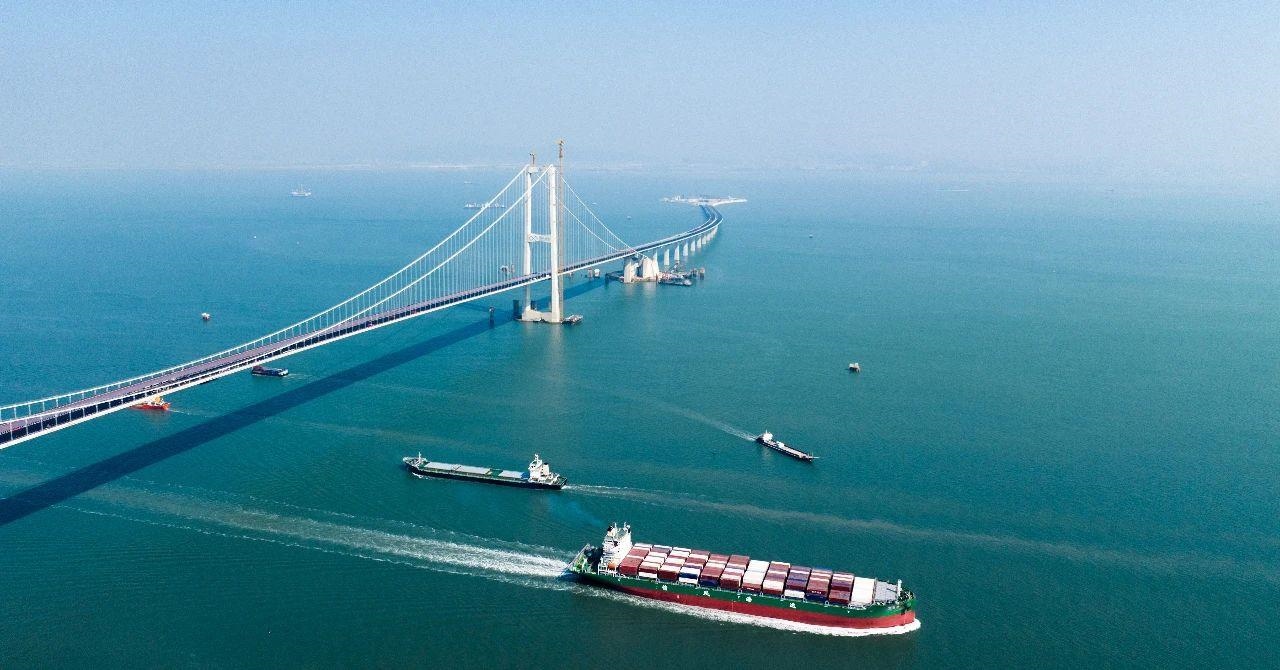 △2023年11月28日，國家重大工程深中通道海底沉管隧道貫通。