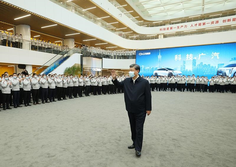 △2023年4月12日，習近平總書記在廣東廣汽研究院向職工們揮手致意。