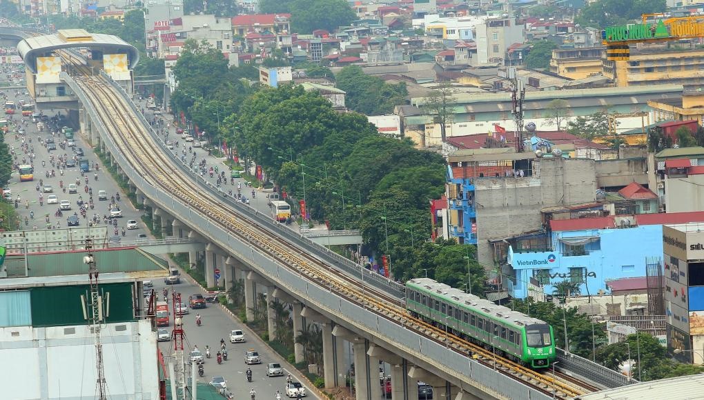 2021年11月6日，列車在越南首都河內(nèi)吉靈-河?xùn)|輕軌線上行駛。中企承建的越南首條城市輕軌項目交接儀式當日在河內(nèi)舉行，標志著該項目投入運行。新華社/越通社