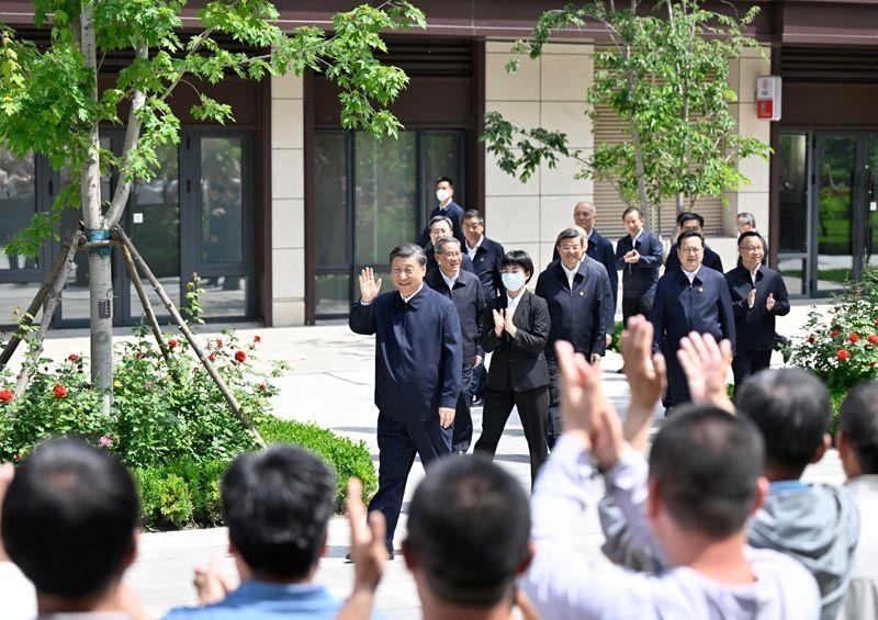 △2023年5月10日，習近平總書記在河北雄安新區(qū)容東片區(qū)南文營社區(qū)考察。