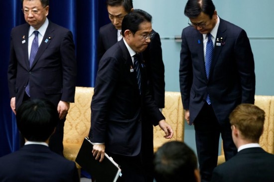  11月2日，在日本東京首相官邸，日本首相岸田文雄在新聞發(fā)布會(huì)后離開會(huì)場(chǎng)。新華社發(fā)（Pool圖片，太田潔攝）