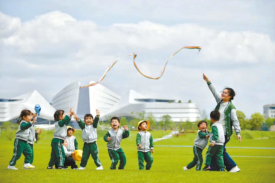  童心飛揚 在浙江衢州市智慧新城草坪公園，一名幼兒園老師揮舞彩帶，與孩子們一起玩耍。衢州市柯城區(qū)將兒童友好理念融入城區(qū)整體規(guī)劃，努力為兒童成長創(chuàng)造更好的發(fā)展環(huán)境，提升兒童和家庭的獲得感、幸福感、安全感。 衢州市柯城區(qū)某幼兒園哥倫比亞籍教師 莉莉安娜·雷斯特雷波·埃斯皮諾薩攝 “我和家人都很喜歡在衢州生活，這是一座兒童友好城市，有很多兒童營地和戶外活動場所。我看到孩子們在幼兒園、戶外非?？鞓返赝嫠?，便用相機記錄下這美好時刻?！? /></p> <p style=