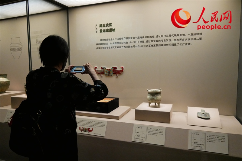 今年9月，觀眾正在參觀“鑒往知遠(yuǎn)——新時(shí)代考古成果展”。人民網(wǎng)記者 韋衍行攝