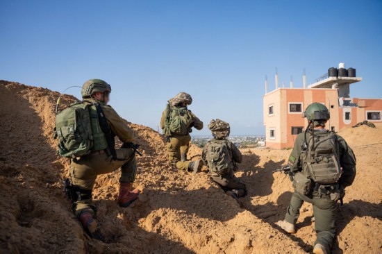 這張以色列國防軍12月10日發(fā)布的照片顯示，以軍地面部隊在加沙地帶進(jìn)行軍事行動。新華社發(fā)