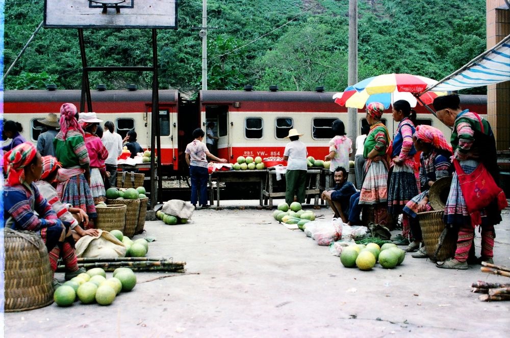 這是90年代中后期滇越鐵路沿線的集市，客運列車的開行為當(dāng)?shù)氐拇迕駧砩虣C(jī)。