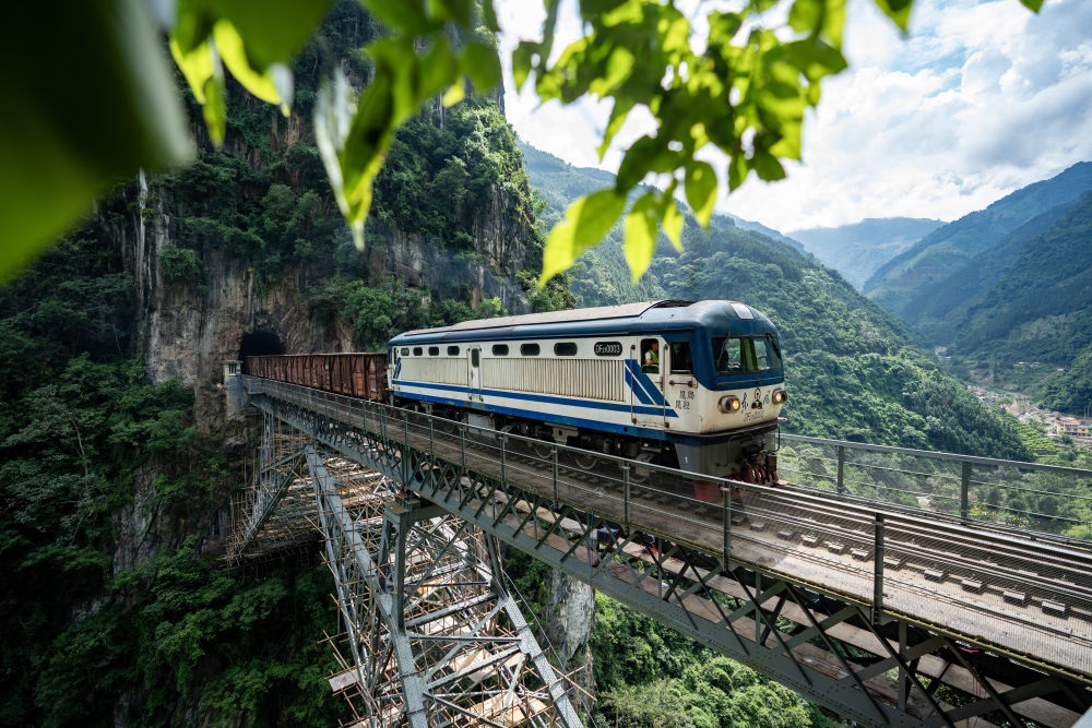 進(jìn)行人字橋橋梁檢測的米軌列車通過人字橋（2023年9月6日攝）。