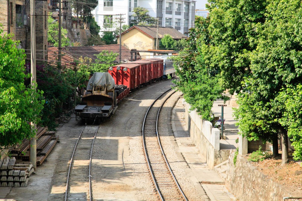 滇越鐵路宜良段的鐵軌與貨車（2013年3月26日攝）。
