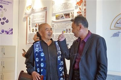  在大理州古生村訴訟服務站內(nèi)，全國人大代表樊九平為“阿鵬調(diào)解員”點贊。