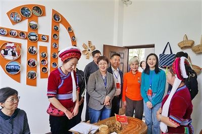  在大理法院喜洲法庭，代表們與“金花調(diào)解員”共同探討民族特色調(diào)解工作方法。