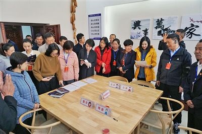  在劍川法院家事調(diào)解室內(nèi)，該院制作的《離婚證明書》引起了代表們的關注。