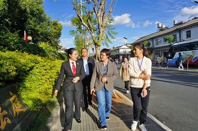  全國人大代表王爭（右一）、張海鷗（右二）向法官了解民族特色調(diào)解工作機制。