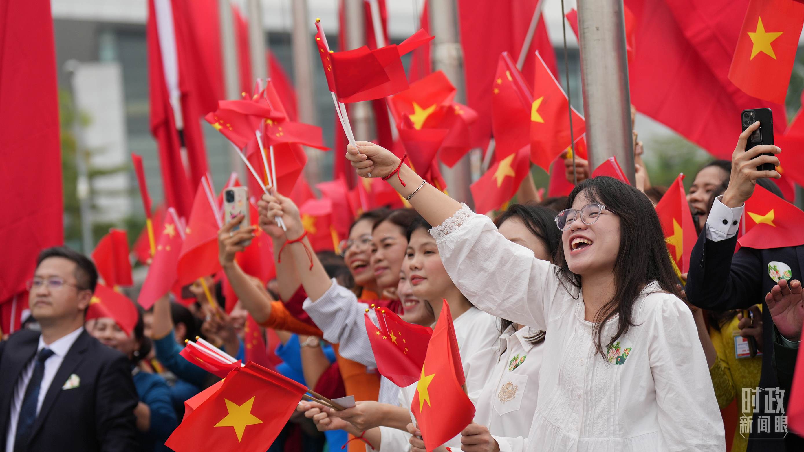 △人們揮舞兩國(guó)旗幟歡迎習(xí)近平訪越。（總臺(tái)國(guó)廣記者李晉拍攝）