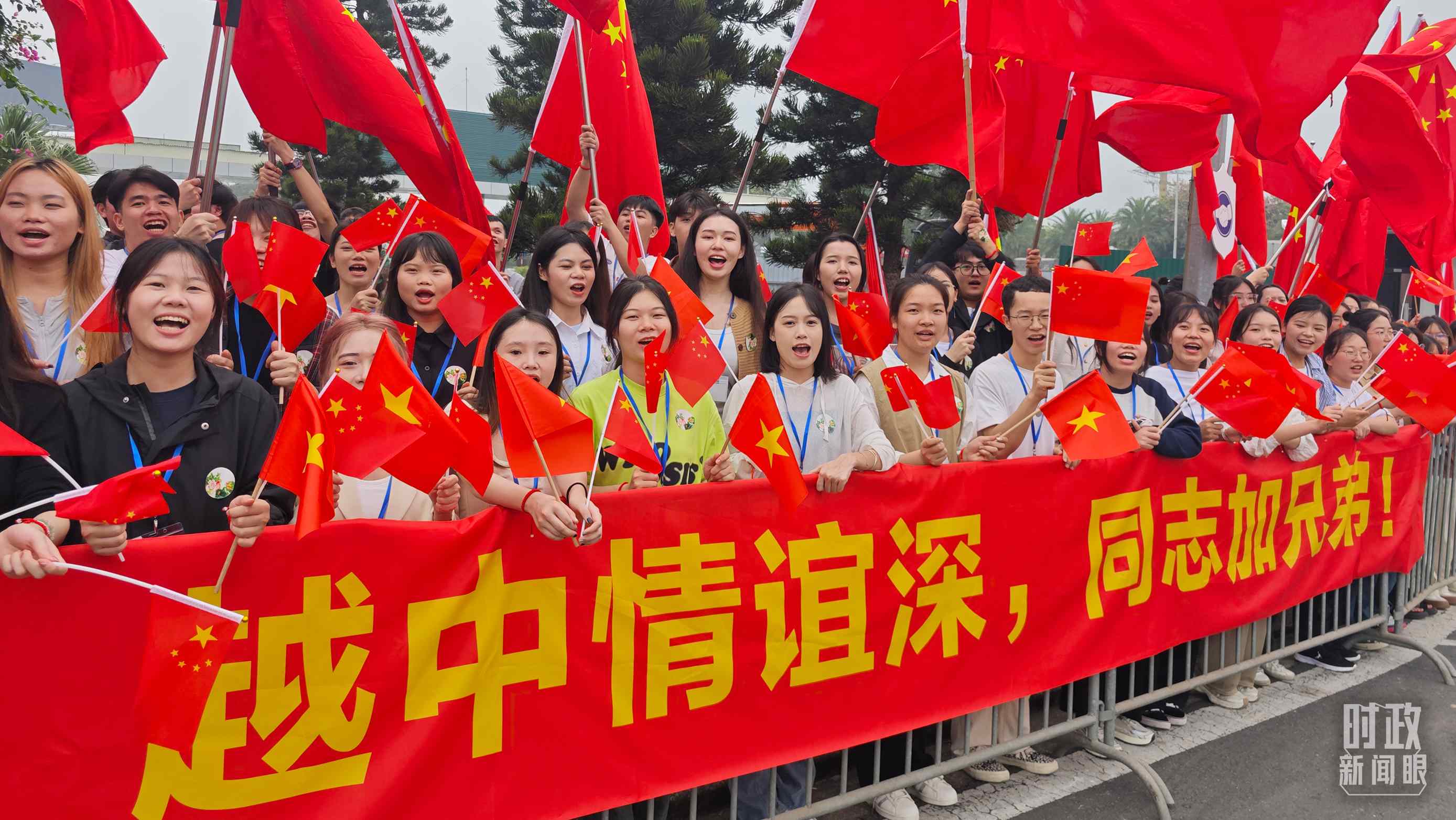 △習(xí)近平乘車從機(jī)場(chǎng)赴下榻飯店途中，許多人自發(fā)聚集在道路兩旁，揮舞兩國(guó)旗幟，表達(dá)熱烈歡迎。（總臺(tái)央視記者耿小龍拍攝）
