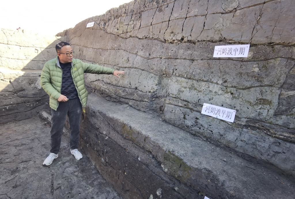 12月14日，汶溪遺址發(fā)掘項目現(xiàn)場負責人雷少介紹遺址整體情況。新華社記者顧小立 攝