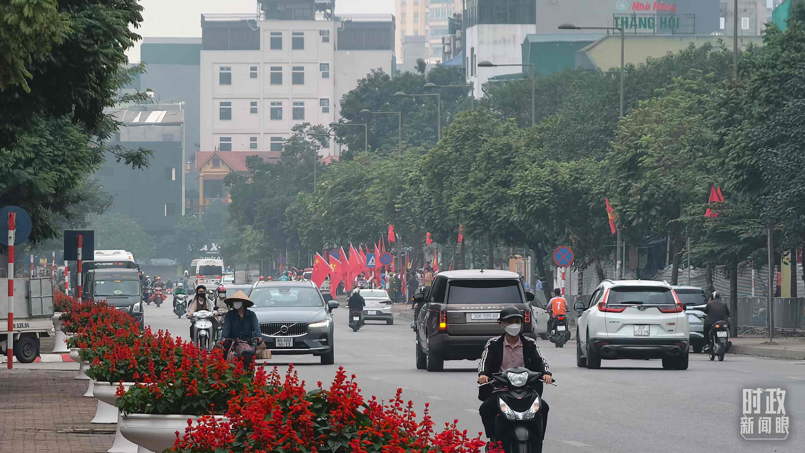 △河內(nèi)街道兩側(cè)的中越兩黨兩國(guó)旗幟。（總臺(tái)央視記者韓銳拍攝）