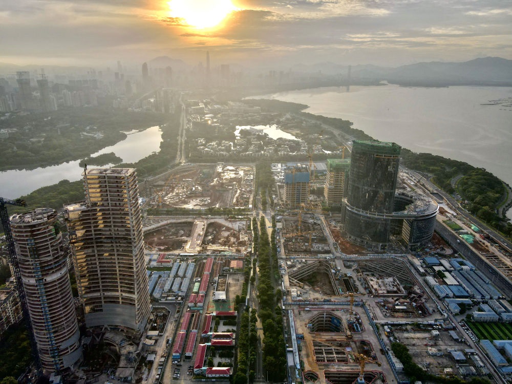 位于深圳市南山區(qū)的深圳灣超級(jí)總部基地建設(shè)現(xiàn)場(chǎng)（無人機(jī)照片，2023年8月26日攝）。新華社記者 周科 攝