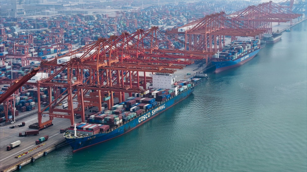 兩艘貨輪在欽州港集裝箱碼頭下卸集裝箱（無人機(jī)照片，2023年11月24日攝）。新華社記者 張愛林 攝