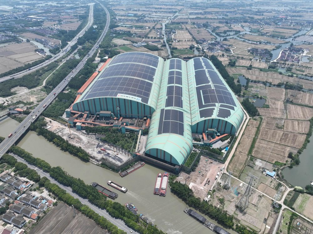 這是江蘇蘇州市常熟市龍騰特種鋼有限公司碼頭料場(chǎng)屋頂光伏（無人機(jī)照片，2023年6月9日攝）。新華社記者 季春鵬 攝