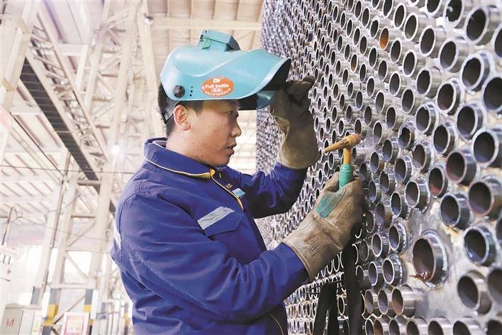 邵旭鵬在車間進(jìn)行電焊作業(yè)。受訪者供圖