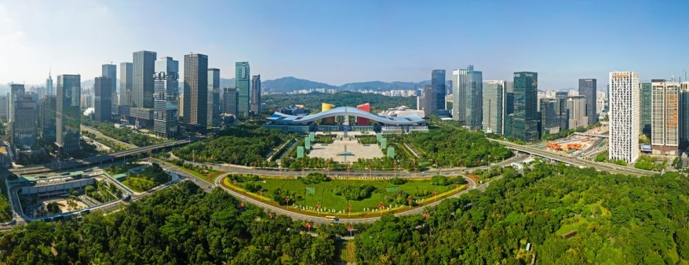 這是在廣東省深圳市拍攝的深圳市民中心和蓮花山公園一線（2020年10月2日攝，無人機(jī)照片）。新華社記者 梁旭 攝