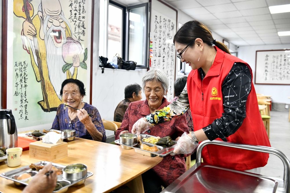 在山東省乳山市城區(qū)街道騰甲莊村幸福食堂，志愿者為老人們配送午餐（2023年6月24日攝）。新華社記者 郭緒雷 攝