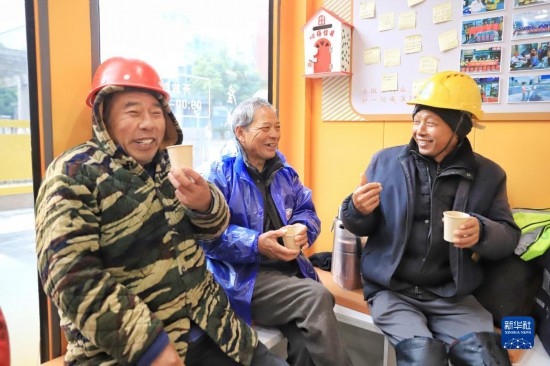 12月16日，幾名戶(hù)外勞動(dòng)者在位于浙江舟山市的一家“勞動(dòng)者驛站”里喝姜茶驅(qū)寒。