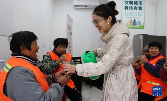 12月16日，在浙江省湖州市德清縣乾元鎮(zhèn)環(huán)衛(wèi)工人愛(ài)心驛站，志愿者為環(huán)衛(wèi)工人倒紅糖姜茶。