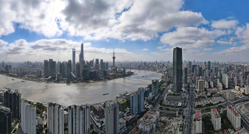 從上海虹口區(qū)北外灘空中俯瞰中國（上海）自由貿(mào)易試驗區(qū)陸家嘴片區(qū)（2023年1月10日攝，無人機(jī)全景照片）。新華社記者 方喆 攝