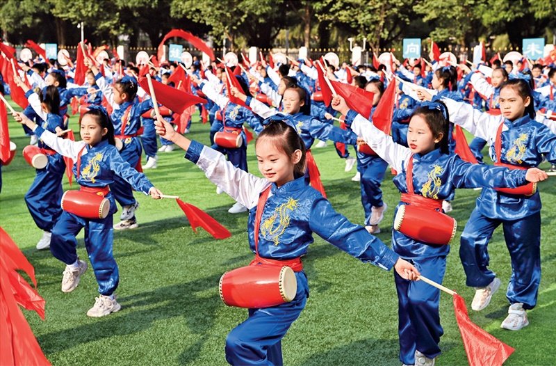 為助推民族地區(qū)基礎(chǔ)教育事業(yè)發(fā)展，廣西重新核定各地中小學(xué)教職工編制，依托全區(qū)編制“周轉(zhuǎn)池”核增事業(yè)編制給各地中小學(xué)，在全面達到國家標(biāo)準的基礎(chǔ)上，進一步統(tǒng)籌優(yōu)化和動態(tài)調(diào)整各區(qū)域、學(xué)校、學(xué)段間編制資源。圖為2023年11月29日，南寧市濱湖路小學(xué)舉行主題為“逐夢新時代 健體向未來”的體育文化節(jié)，孩子們正在跳腰鼓舞。 新華社記者 周華/攝