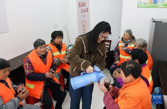 12月16日，在浙江省湖州市德清縣乾元鎮(zhèn)環(huán)衛(wèi)工人愛(ài)心驛站，志愿者為環(huán)衛(wèi)工人倒紅糖姜茶。