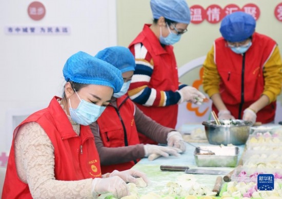 12月16日，在山東省棗莊市市中區(qū)城管藍(lán)職工志愿服務(wù)驛站，愛(ài)心志愿者為戶(hù)外勞動(dòng)者包水餃。