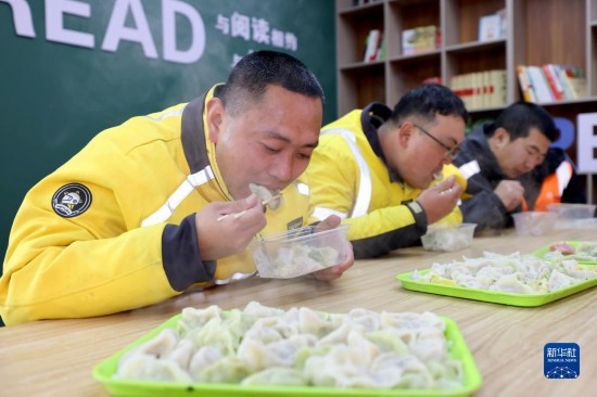 12月16日，在山東省棗莊市市中區(qū)城管藍(lán)職工志愿服務(wù)驛站，戶(hù)外勞動(dòng)者吃上熱氣騰騰的水餃。